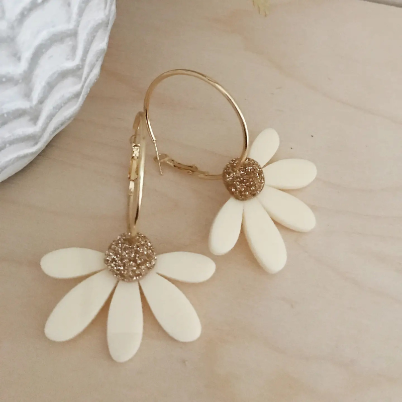 Jumbo Daisy Hoop Cream