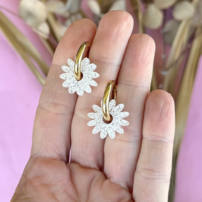 Tudy White Glitter Daisy Hoop Acrylic