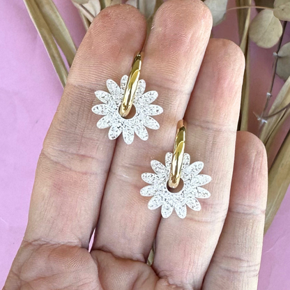 Tudy White Glitter Daisy Hoop Acrylic